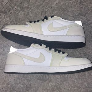 Brand new, no creasing!! Worn a few times